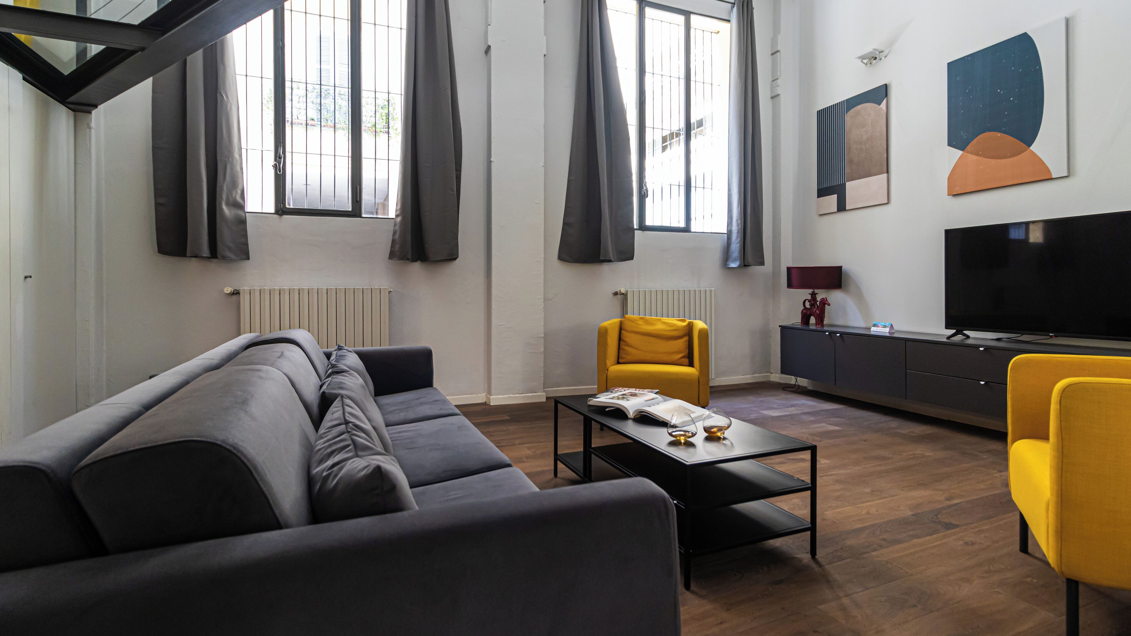 Departamento (2 Bedrooms) | Área de sala de estar | Smart TV de 32 pulgadas con canales por cable 