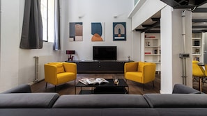 ์ํํธ (2 Bedrooms) | ๊ฑฐ์ค ๊ณต๊ฐ | ์ผ์ด๋ธ ์ฑ๋ ์์ฒญ์ด ๊ฐ๋ฅํ 32์ธ์น ์ค๋งํธ TV