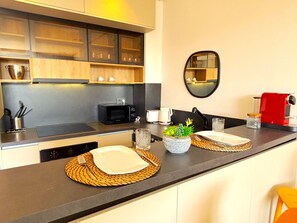 Réfrigérateur, micro-ondes, four, plaque de cuisson