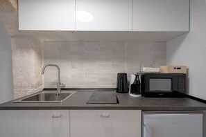 Geladeira, micro-ondas, cooktop, cafeteira/chaleira