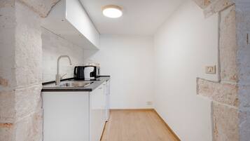 Een koelkast, een microgolfoven, een kookplaat