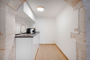 Fridge, microwave, stovetop, coffee/tea maker - Studio 'Alcova' with Wi-Fi and Air Conditioning (Noci)