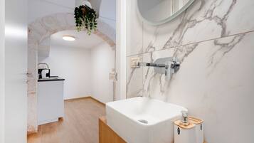 Een douche, een haardroger, handdoeken