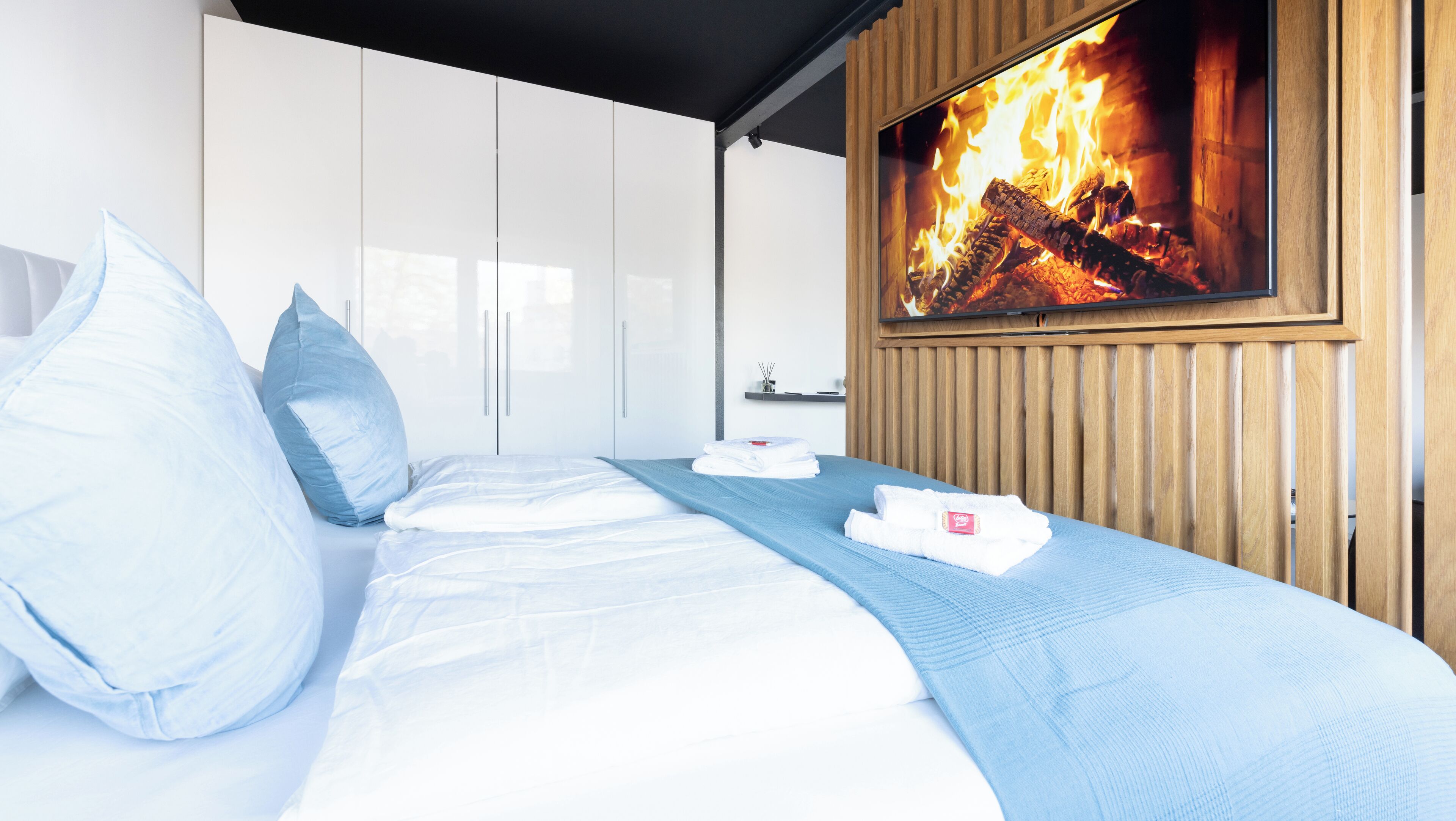 Estudio Confort, balcón | Espacio para trabajar con laptop y tabla de planchar con plancha 