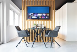 Laptopgeeigneter Arbeitsplatz, Bügeleisen/Bügelbrett, kostenloses WLAN