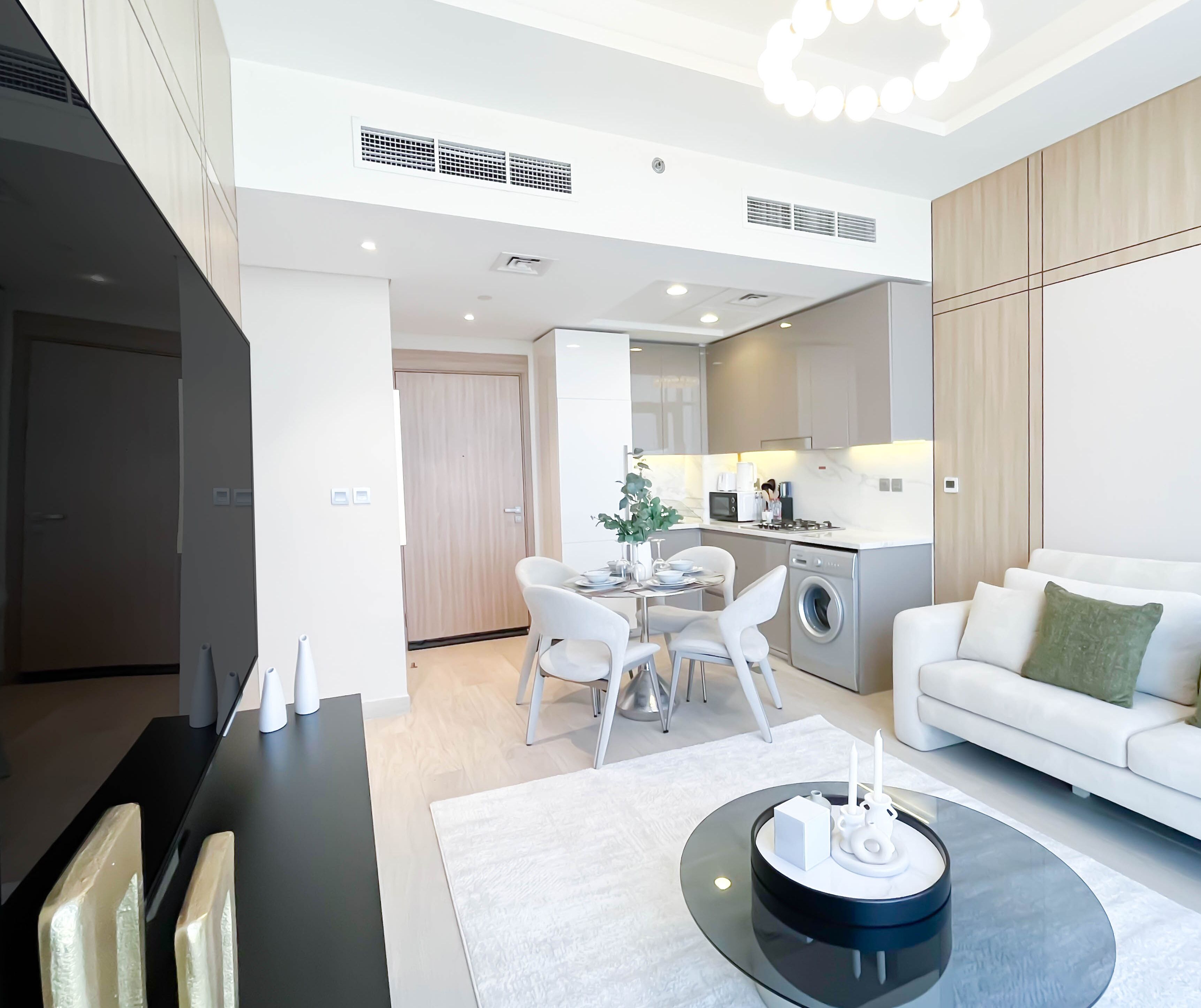 Una sala de estar moderna con un sofá, una mesa de centro y un comedor con sillas y una mesa.