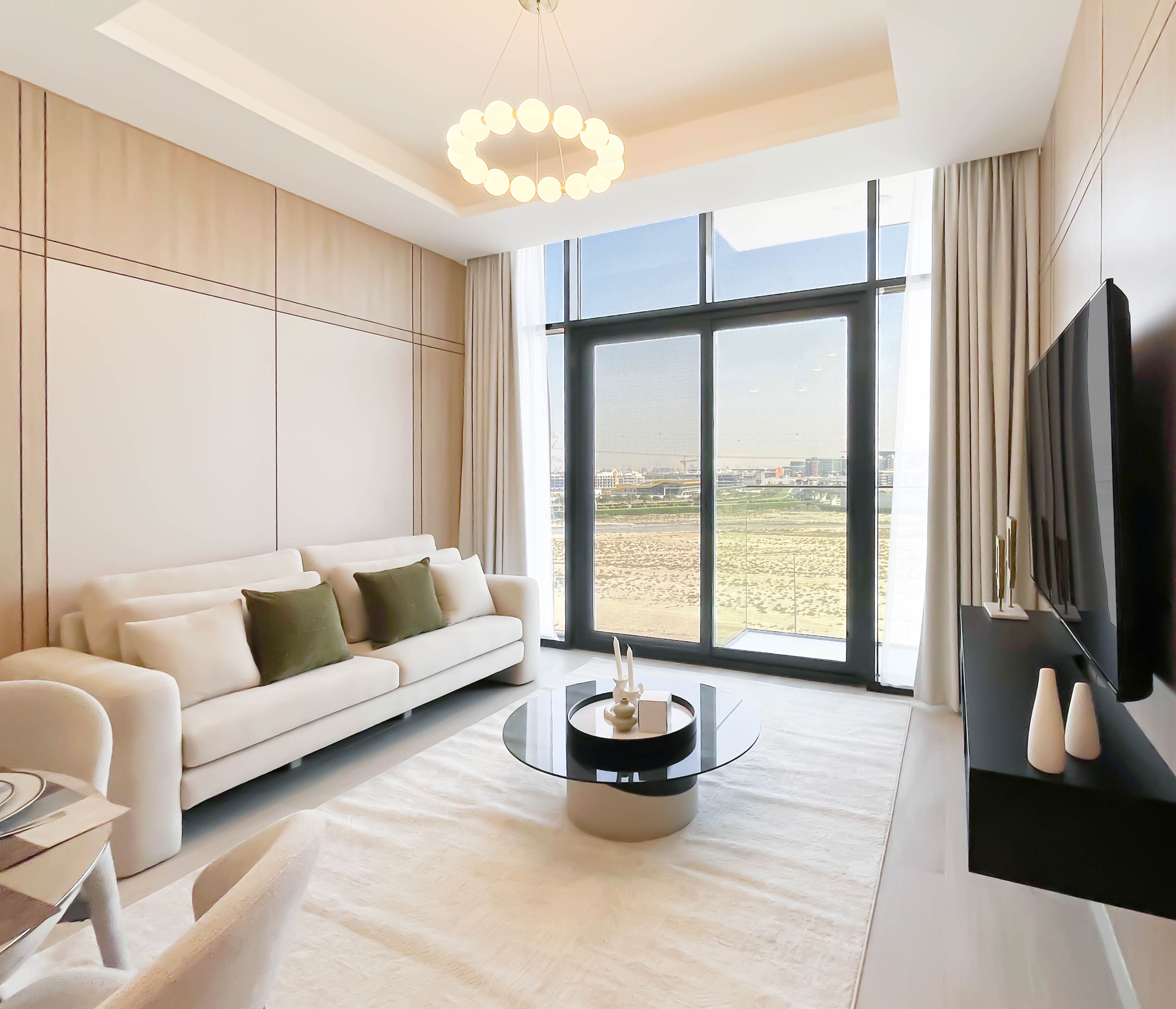 Ein modernes Wohnzimmer mit einem weißen Sofa, einem runden Couchtisch und einem großen Fenster mit Blick auf die Skyline.