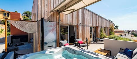 Outdoor spa tub