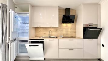 Refrigerador, microondas, horno y lavavajillas