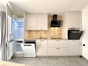 Micro-ondas, lava-louças, cafeteira/chaleira