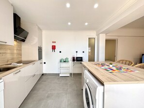 Microwave, dishwasher, coffee/tea maker, cookware/dishes/utensils - Albufeira Amazing View by Homing (Albufeira)