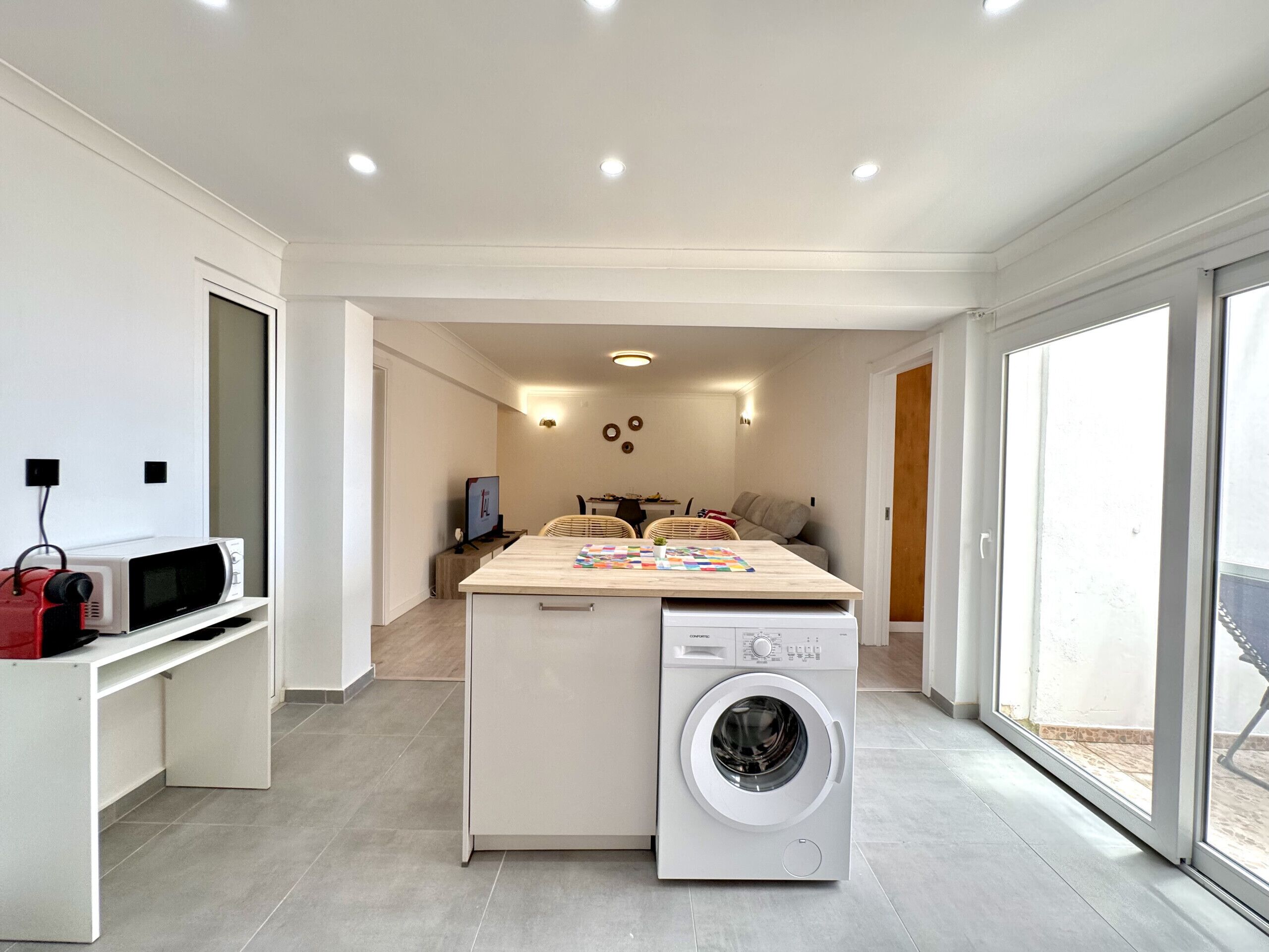 Microondas, lavavajillas, cafetera/tetera, utensilios de cocina