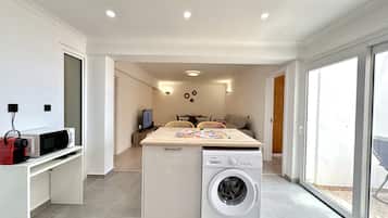 Microondas, lavavajillas, cafetera/tetera, utensilios de cocina