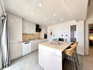 Micro-ondas, lava-louças, cafeteira/chaleira