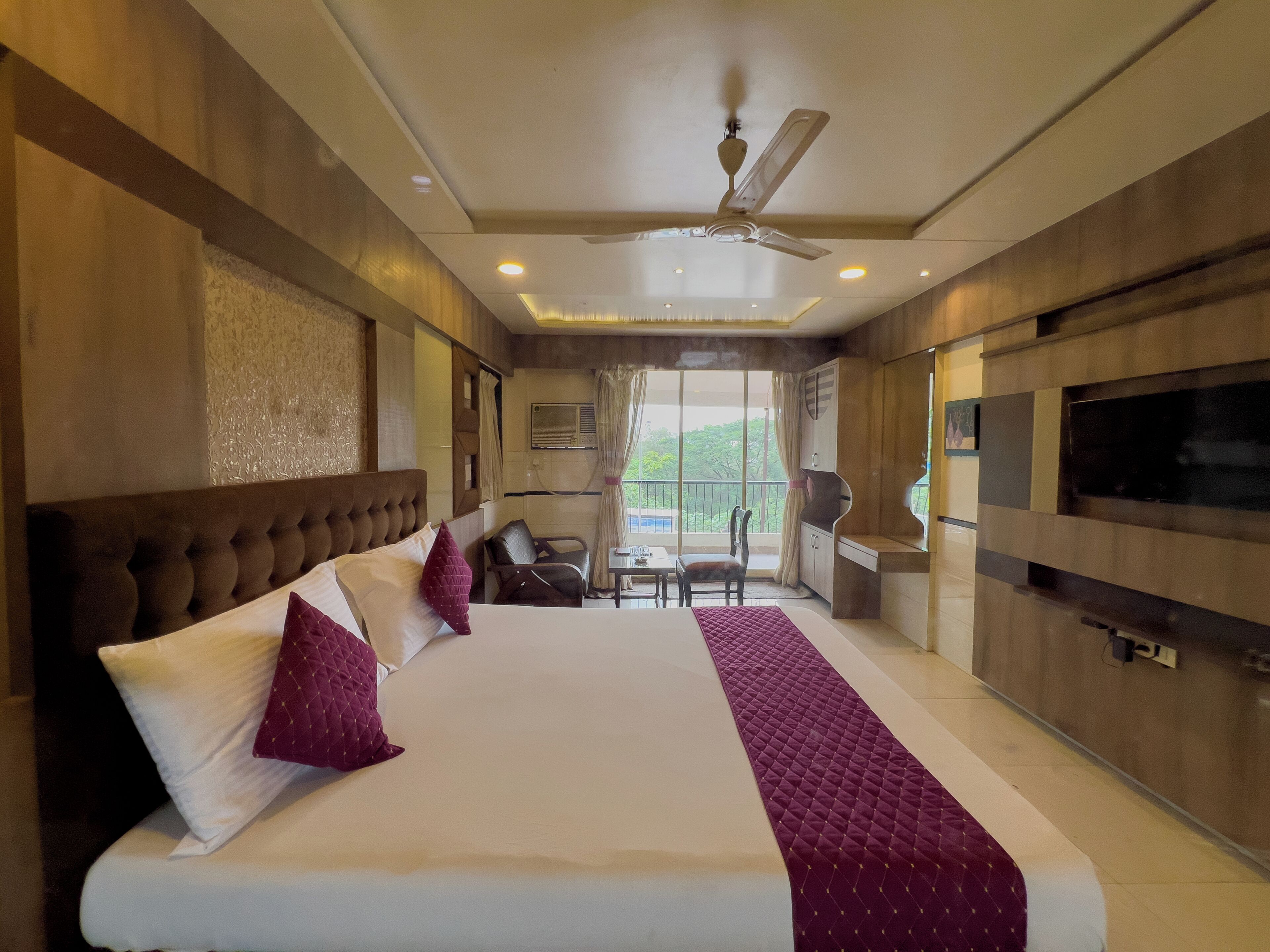 Superior Double Room, City View | Desk, laptop workspace, soundproofing