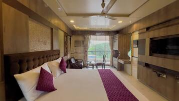 Superior Double Room, City View | Desk, laptop workspace, soundproofing