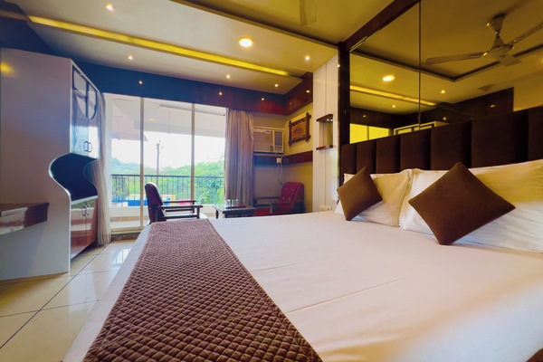 Suite, City View | Desk, laptop workspace, soundproofing
