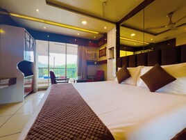 Suite, City View | Desk, laptop workspace