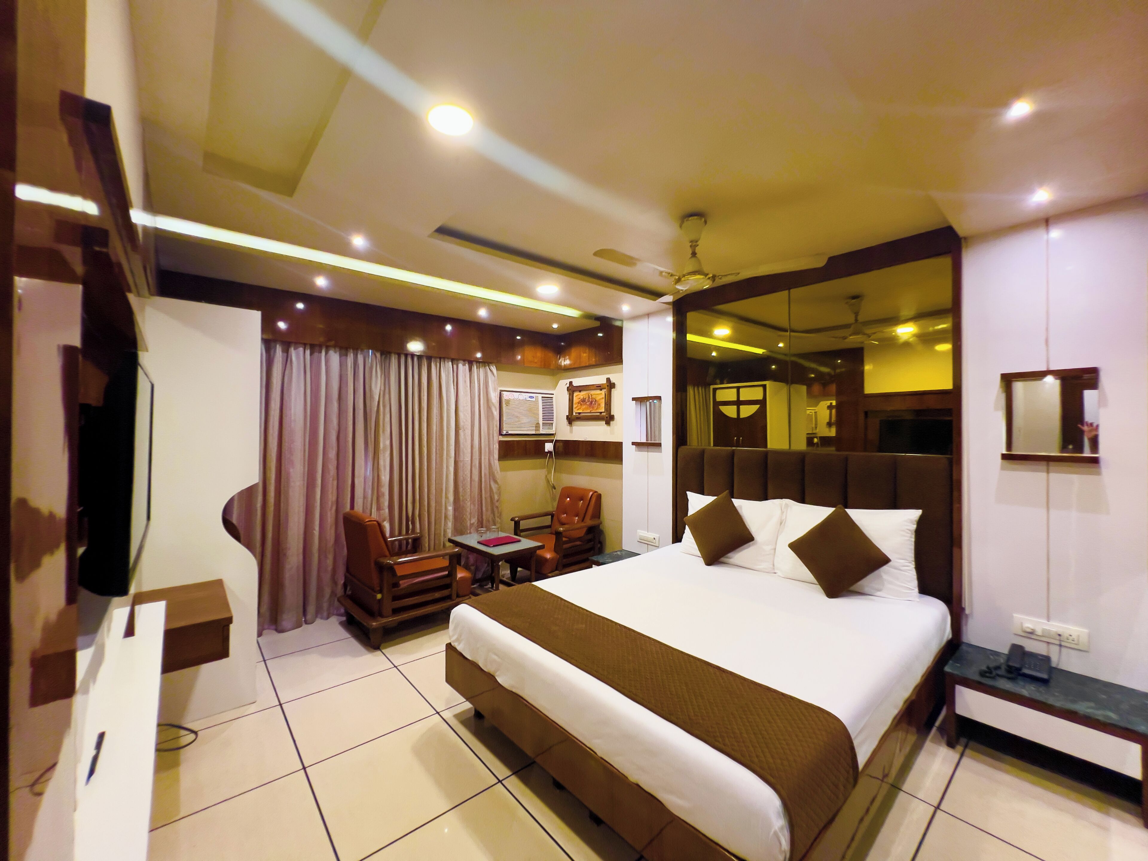 Suite, City View | Desk, laptop workspace, soundproofing
