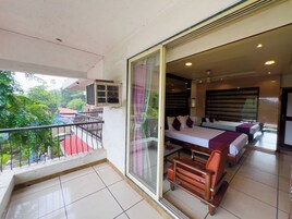 Suite, City View | Desk, laptop workspace