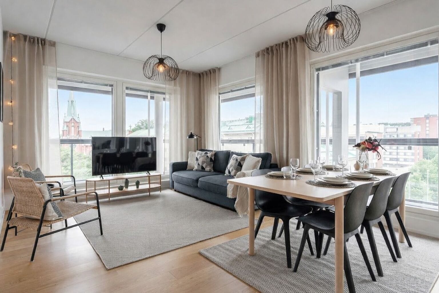 Leilighet, balkong, byutsikt | Oppholdsområde | En 55-tommers Flatskjerm-TV med kabel-kanaler