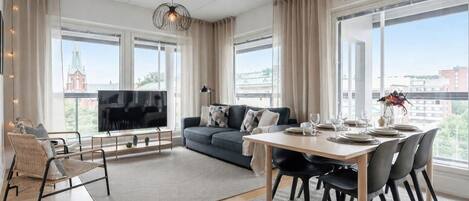 Appartement, balcon, vue sur la ville | Aire de séjour | Téléviseur à écran plat de 55 po avec télévision par cùble