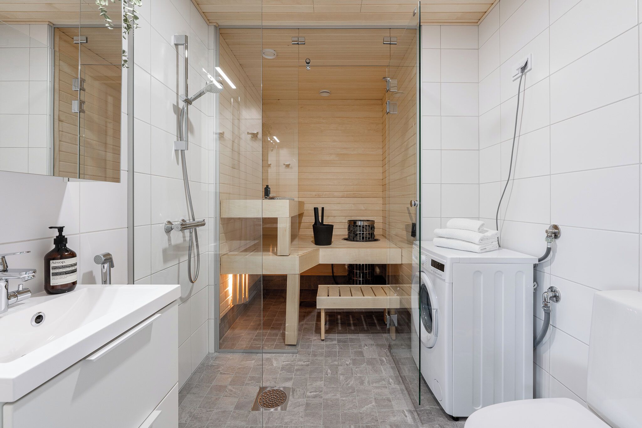 Apartamento, balcón, vistas a la ciudad | Baño | Ducha, secador de pelo, toallas y papel higiénico