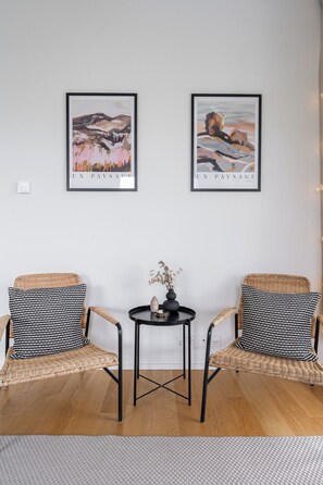 Apartamento, balcón, vistas a la ciudad | Zona de estar | Televisión de pantalla plana de 55 pulgadas con canales por cable