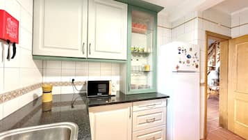 Mikrowelle, Geschirrspüler, Wasserkocher mit Kaffee-/Teezubehör