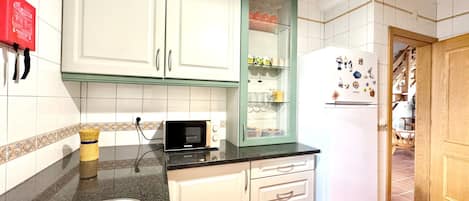 Micro-ondes, lave-vaisselle, cafetiĂšre/bouilloire