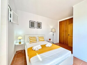 2 chambres, lits bébé (en supplément), draps fournis