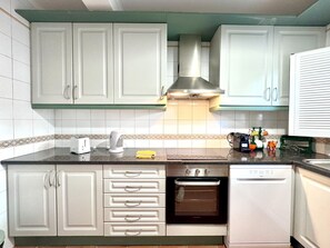 電子レンジ、食器洗い機、コーヒー / ティーメーカー、調理器具と食器