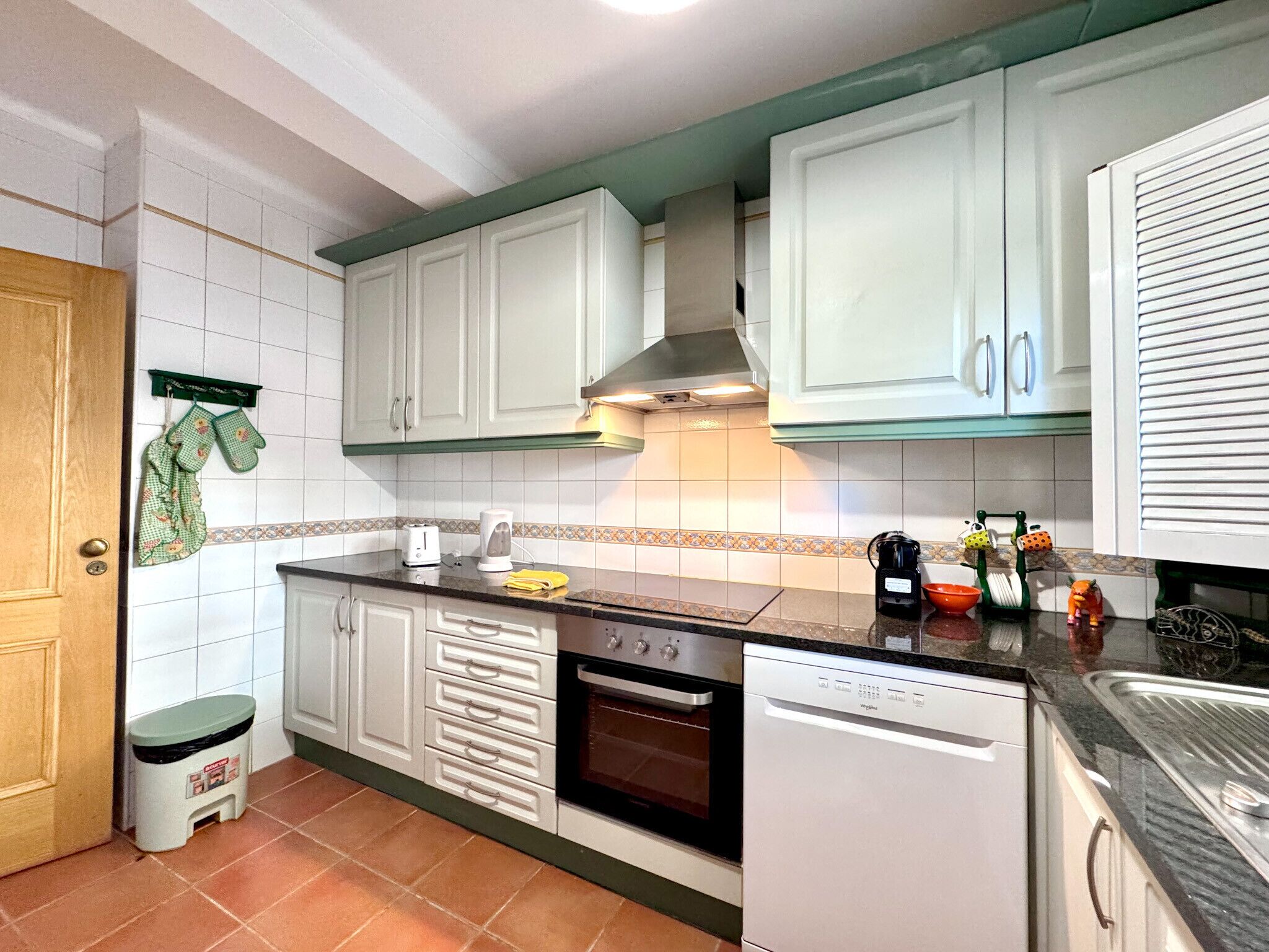 ميكروويف، غسالة أطباق، ماكينة لصنع القهوة/الشاي