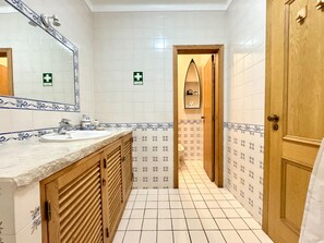 Shower, towels - Monte Gordo Vila Verde by Homing (Castro Marim)