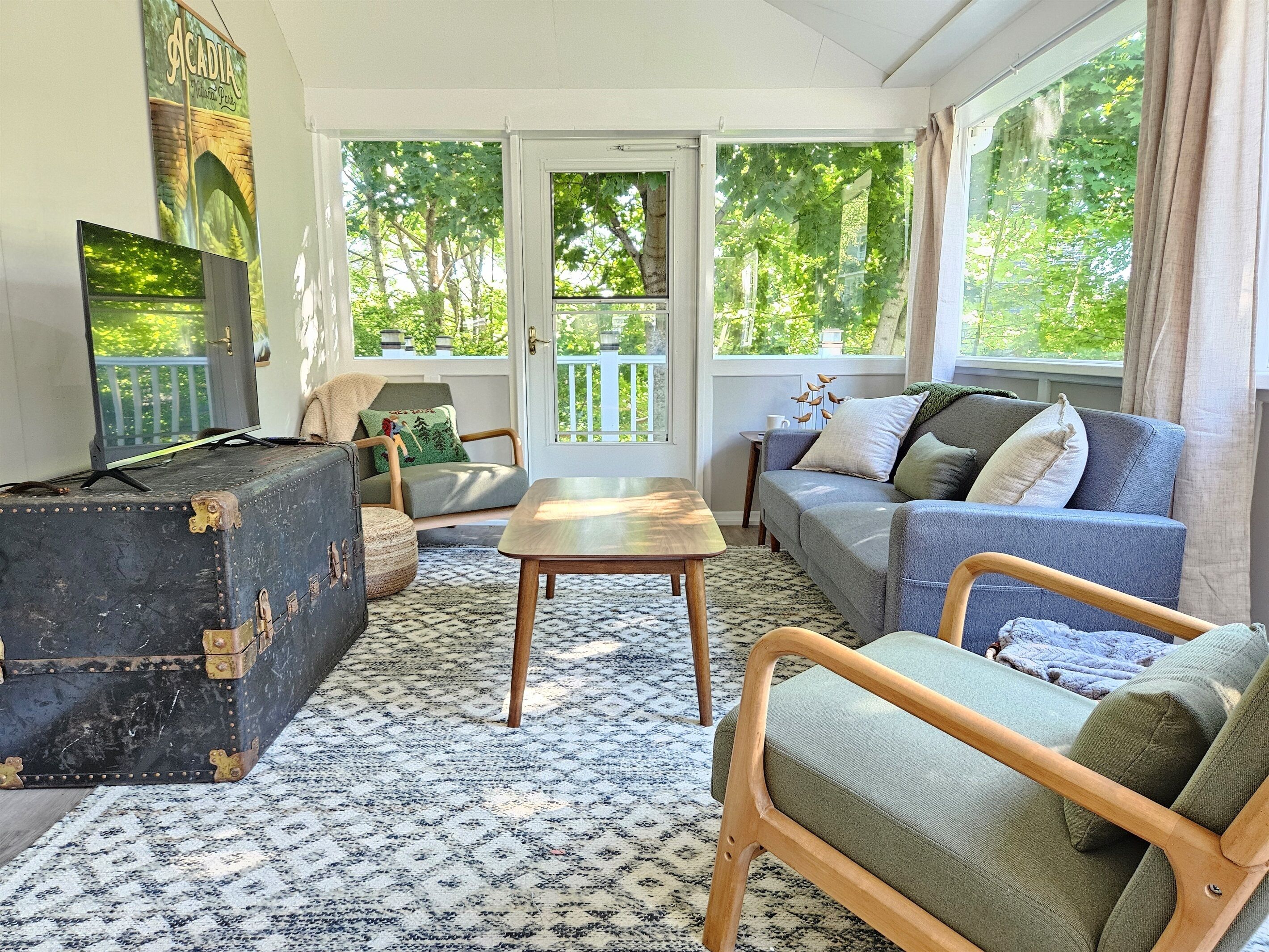 TV connectée, livres, espaces bureaux