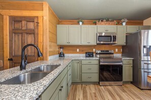 單棟房屋, 多張床, 熱水浴缸, 花園景 (Running Bear) | 私人廚房 | 雪櫃、微波爐、焗爐、洗碗機