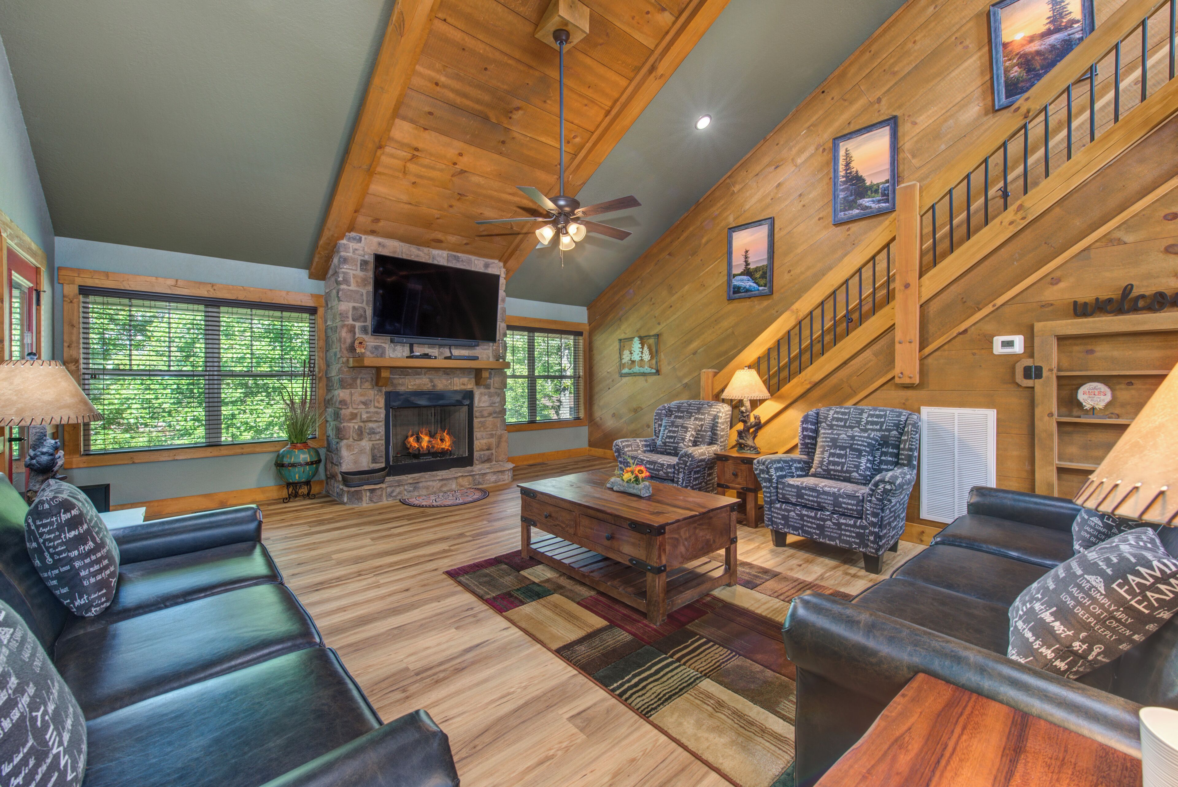 House, Berbilang Katil, Hot Tub, Garden View (Running Bear) | Ruang tamu | 55 inci televisyen skrin rata dengan digital, pendiangan 