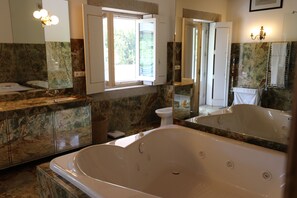 Jetted tub, hair dryer, bidet, towels - Exclusive Villa in Macieis (Facha)