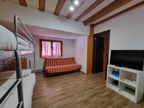 3 bedrooms, iron/ironing board, bed sheets