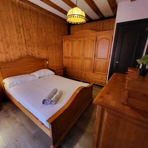 4 bedrooms, iron/ironing board, bed sheets