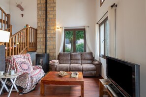 TV - Independent House in Angoustrine (Angoustrine-Villeneuve-des-Escaldes)