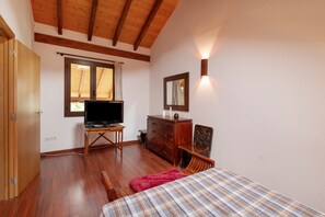 3 bedrooms, iron/ironing board, bed sheets