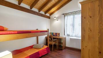 3 bedrooms, iron/ironing board, bed sheets