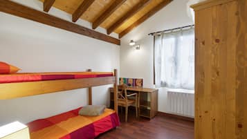 3 bedrooms, iron/ironing board, bed sheets