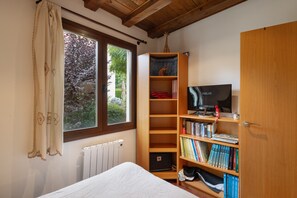 3 bedrooms, iron/ironing board, bed sheets