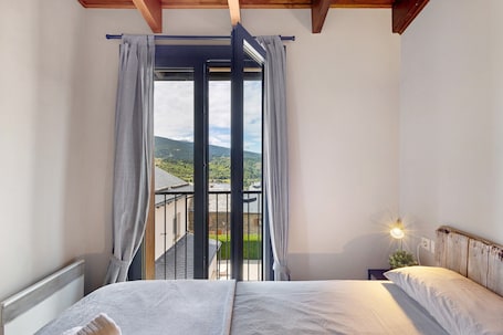 2 bedrooms, bed sheets. Ideal Apartment in Osséja