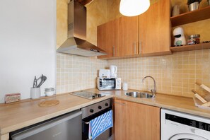Frigorífico, microondas, horno y placa de cocina