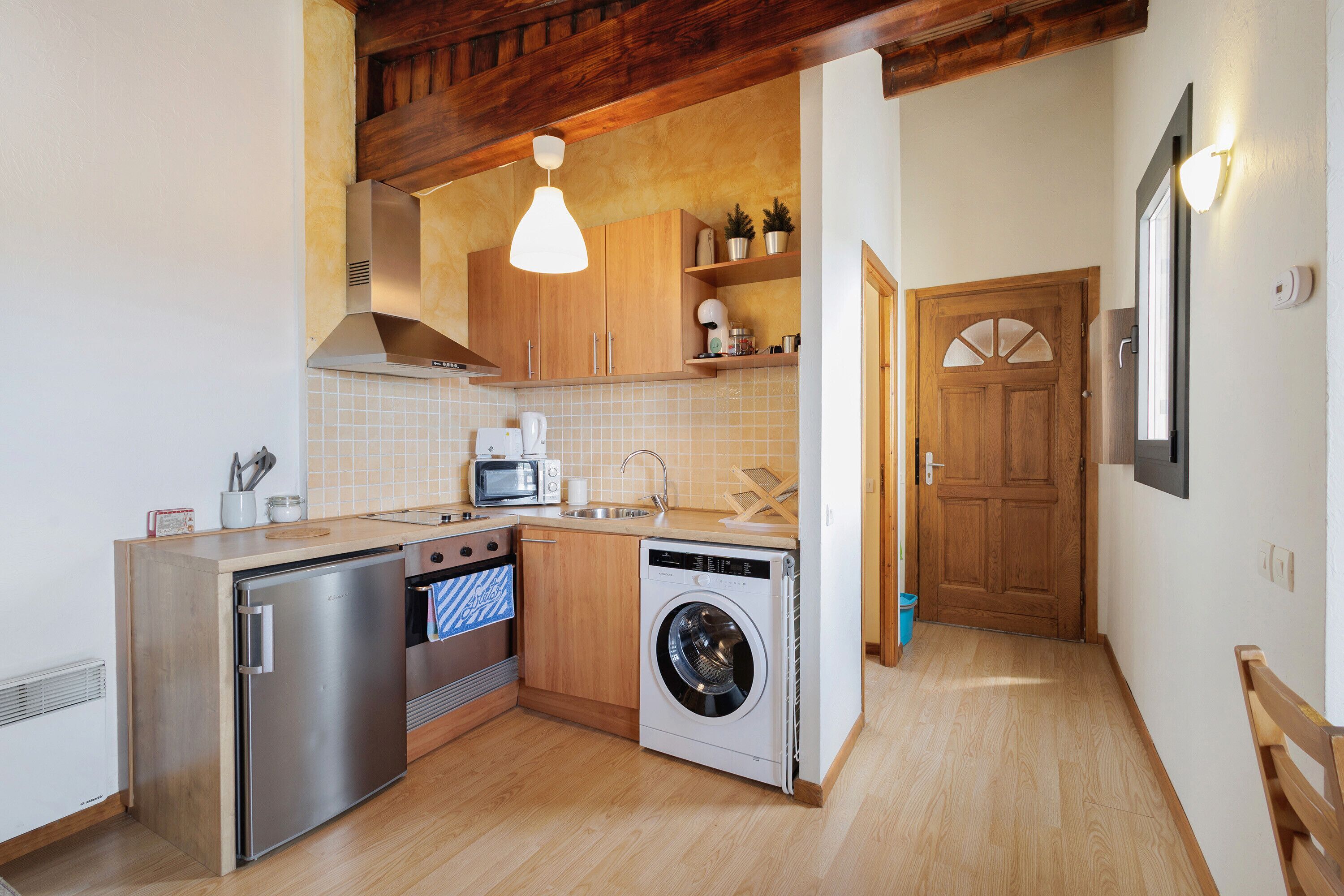 Frigorífico, microondas, horno y placa de cocina