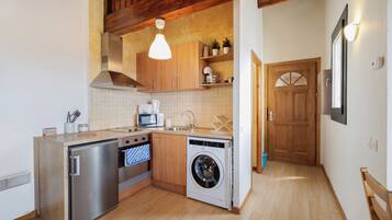 Een koelkast, een magnetron, een oven, een kookplaat