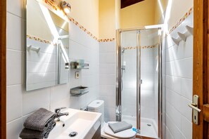 Douche, articles de toilette gratuits, serviettes fournies
